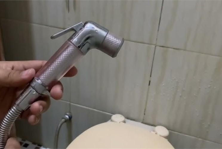 Vòi xịt bị rỉ nước: Nguyên nhân và cách khắc phục